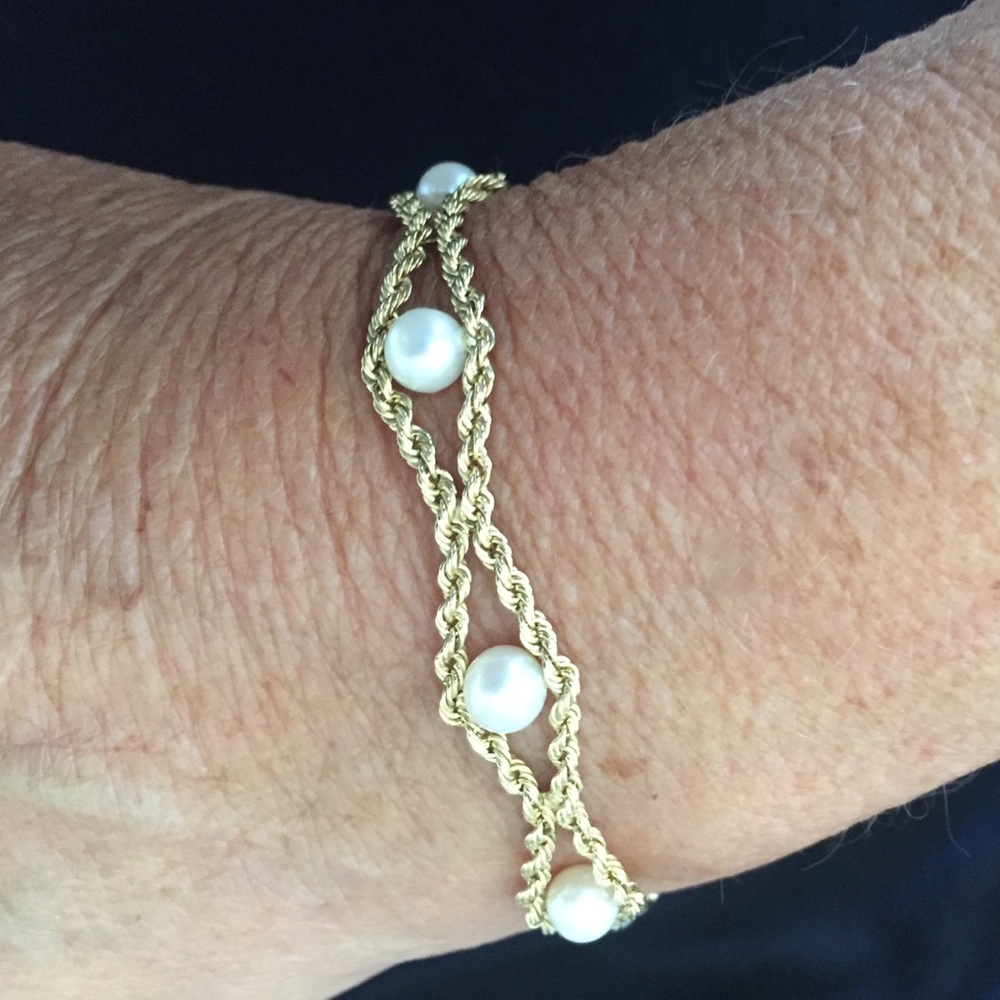 Pearl bracelet